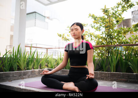 Schöne Frau Yoga im Freien auf der Dachterrasse Stockfoto