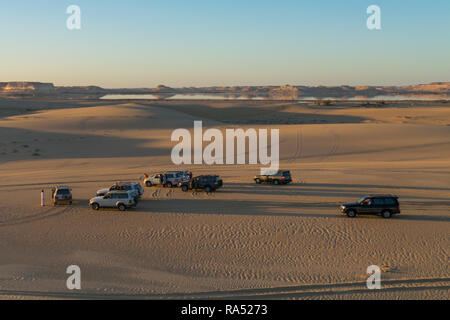 Wundervolles Abenteuer Safari mit 4x4 Autos in Siwa Wüste, Ägypten Stockfoto