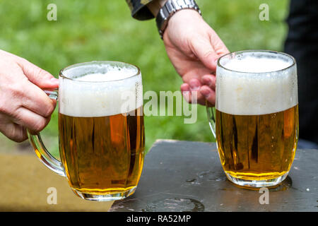 Zwei Gläser Bier vom Fass Tschechisches Bier Glas Pilsner Urquell Bier Tschechische Republik Stockfoto