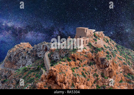 Bateria de Castillitos. Eine idyllische Landschaft des antiken Bau gegen das Mittelmeer. Malerische Twiilight. Stockfoto