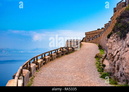 Bateria de Castillitos. Eine idyllische Landschaft des antiken Bau gegen das Mittelmeer. Malerische Twiilight. Stockfoto