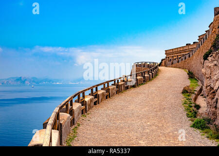 Bateria de Castillitos. Eine idyllische Landschaft des antiken Bau gegen das Mittelmeer. Malerische Twiilight. Stockfoto