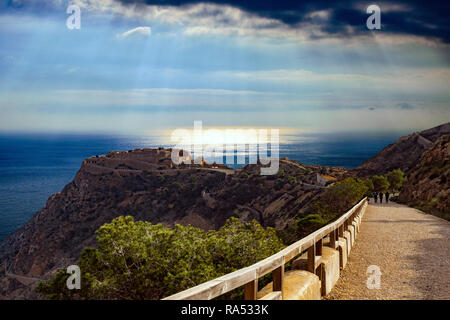 Bateria de Castillitos. Eine idyllische Landschaft des antiken Bau gegen das Mittelmeer. Malerische Twiilight. Stockfoto