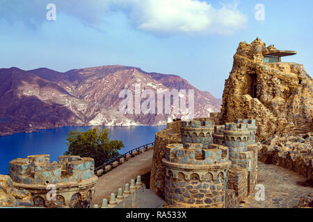 Bateria de Castillitos. Eine idyllische Landschaft des antiken Bau gegen das Mittelmeer. Malerische Twiilight. Stockfoto