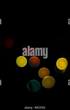 Bokeh blau, grün, gelb, rot Töne auf schwarzem Hintergrund am Silvesterabend 2018 Stockfoto