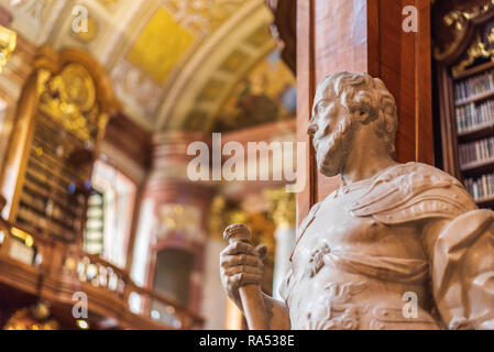 Statue im Prunksaal Bibliothek, Österreichische Nationalbibliothek, Wien, Österreich Stockfoto