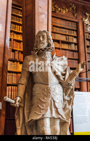 Statue im Prunksaal Bibliothek, Österreichische Nationalbibliothek, Wien, Österreich Stockfoto