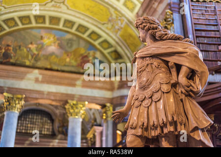 Statue im Prunksaal Bibliothek, Österreichische Nationalbibliothek, Wien, Österreich Stockfoto