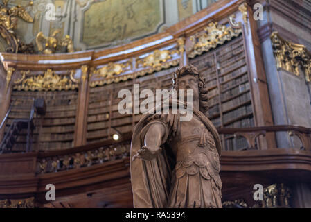 Statue im Prunksaal Bibliothek, Österreichische Nationalbibliothek, Wien, Österreich Stockfoto