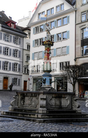Fritschi Brunnen steht in der Mitte des Kapellplatzes in der Altstadt von Luzern in der Schweiz. Die fritschi Brunnen eine wichtige Rolle spielt. Stockfoto