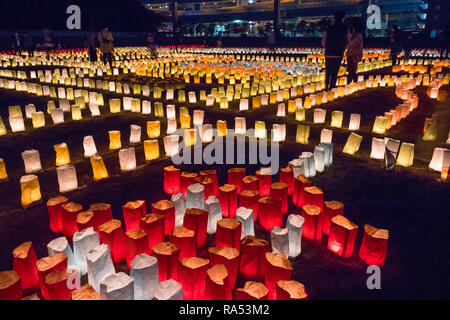 Fukuoka, Japan - Oktober 20, 2018: Beleuchtete bunte Papierlaternen für die Hakata Tomyo beobachten Festival am Tochoji Tempelanlagen in der Nacht Stockfoto