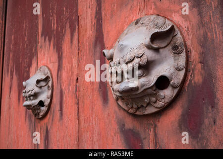 Nagasaki, Japan - 22. Oktober 2018: Traditionelle lion Dekoration an der Ryugumon Tor der Sofukuji Tempel Stockfoto