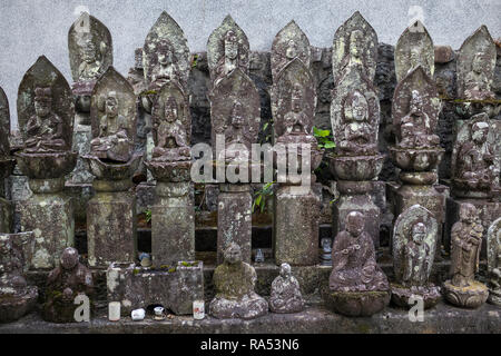 Nagasaki, Japan - 24. Oktober 2018: Sammlung von Stein Buddha Statuen im Tempel Kotaiji Stockfoto