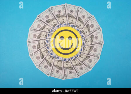 Lächeln Gesichter auf Mandala Kaleidoskop von Geld. Abstrakte Geld Hintergrund raster Muster wiederholen Mandala Kreis. Stockfoto