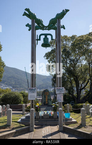 Nagasaki, Japan - 25. Oktober 2018: die Statue der Nagasaki Friedensglocke im Peace Memorial Park Stockfoto