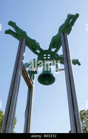 Nagasaki, Japan - 25. Oktober 2018: die Statue der Nagasaki Friedensglocke im Peace Memorial Park Stockfoto