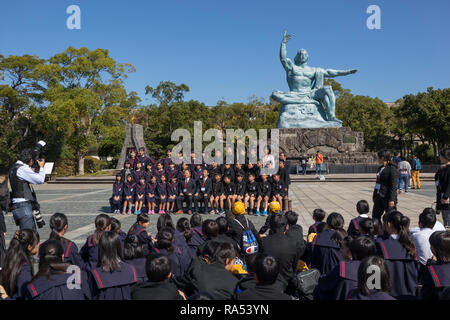 Nagasaki, Japan - 25. Oktober 2018: Nagasaki Peace Statue von seibo Kitamura auf Nagasaki Peace Park in Nagasaki, Japan Stockfoto