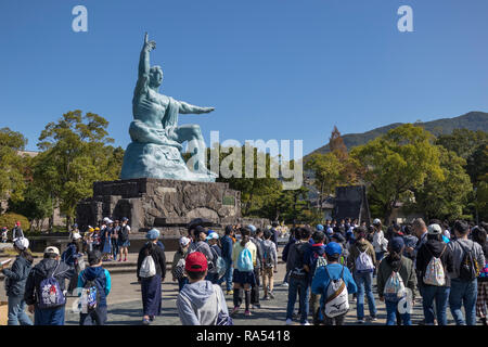 Nagasaki, Japan - 25. Oktober 2018: Nagasaki Peace Statue von seibo Kitamura auf Nagasaki Peace Park in Nagasaki, Japan Stockfoto