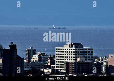 Blick auf Victoria, British Columbia in Richtung Juan de Fuca Strait und Rennen Felsen. Stockfoto