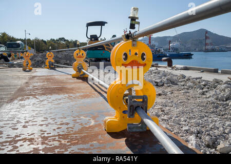 Nagasaki, Japan - 25. Oktober 2018: freundlich aussehenden Schutzzaun auf einer Baustelle im Hafen von Nagasaki Stockfoto