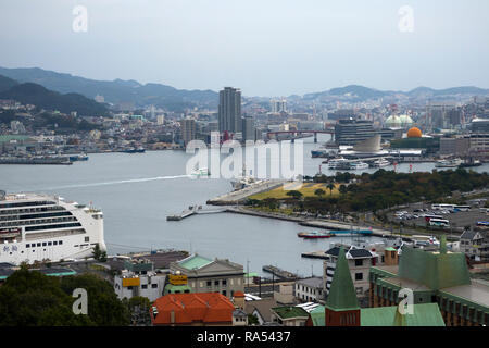 Nagasaki, Japan - 26. Oktober 2018: Nagasaki Hafen mit Fähren und cruiseboats umgeben von Bergen Stockfoto