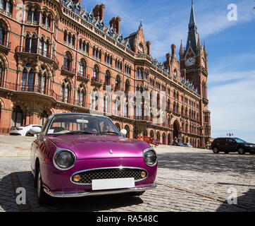 St. Pancras, London, UK - 5. Mai 2016. Ein Sportwagen außerhalb der St Pancras Renaissance Hotel in London, Großbritannien Stockfoto