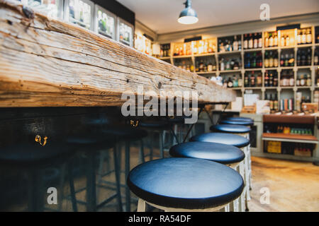 In der Nähe von Schwarzen Stuhl Stühle Reihe an der Bar aus Holz, keine Menschen konzentrieren sich auf den Vordergrund Stockfoto