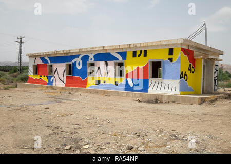Israel, Sdom, der alte Dead Sea Works Factory und Wohnräumen, im Jahr 1949 aufgegeben. Die neue Anlage wurde bauen weiter im Süden. Jetzt in Graffiti bedeckt Stockfoto