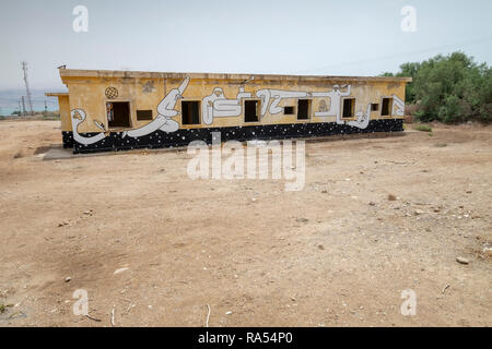 Israel, Sdom, der alte Dead Sea Works Factory und Wohnräumen, im Jahr 1949 aufgegeben. Die neue Anlage wurde bauen weiter im Süden. Jetzt in Graffiti bedeckt Stockfoto