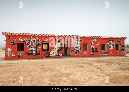 Israel, Sdom, der alte Dead Sea Works Factory und Wohnräumen, im Jahr 1949 aufgegeben. Die neue Anlage wurde bauen weiter im Süden. Jetzt in Graffiti bedeckt Stockfoto