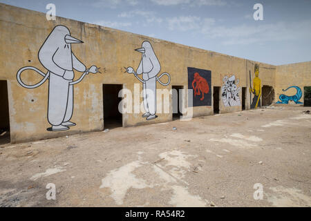 Israel, Sdom, der alte Dead Sea Works Factory und Wohnräumen, im Jahr 1949 aufgegeben. Die neue Anlage wurde bauen weiter im Süden. Jetzt in Graffiti bedeckt Stockfoto