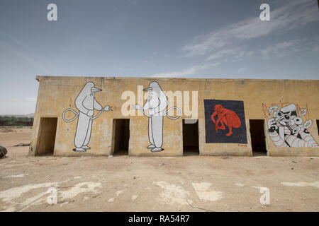 Israel, Sdom, der alte Dead Sea Works Factory und Wohnräumen, im Jahr 1949 aufgegeben. Die neue Anlage wurde bauen weiter im Süden. Jetzt in Graffiti bedeckt Stockfoto