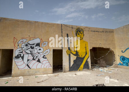 Israel, Sdom, der alte Dead Sea Works Factory und Wohnräumen, im Jahr 1949 aufgegeben. Die neue Anlage wurde bauen weiter im Süden. Jetzt in Graffiti bedeckt Stockfoto