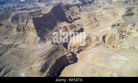 Luftaufnahmen mit einer Drohne. Ansicht der erodierten Sandstein Berge am Ufer des Toten Meeres, Israel. Stockfoto