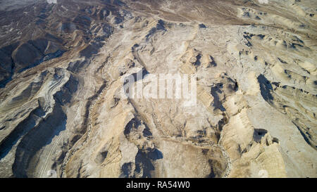 Luftaufnahmen mit einer Drohne. Ansicht der erodierten Sandstein Berge am Ufer des Toten Meeres, Israel. Stockfoto