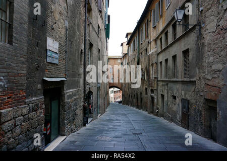 Mittelalterliche Straßen von Siena. Toskana, Italien. Stockfoto