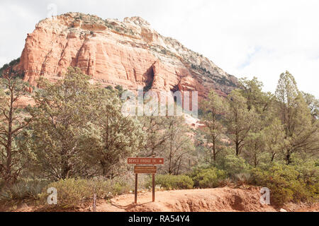 Zeichen zeigen den Weg zum Devils Bridge im Sedona Arizona Stockfoto