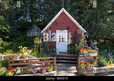 Ein kleines hölzernes Haus und Garten entlang der Promenade am Hammer Slough in Petersburg, Mitkof Insel, Alaska. Petersburg angesiedelt, die von norwegischen Immigranten Peter Buschmann ist so wenig Norwegen aufgrund der hohen Prozentsatz der Bevölkerung skandinavischer Herkunft bekannt. Stockfoto