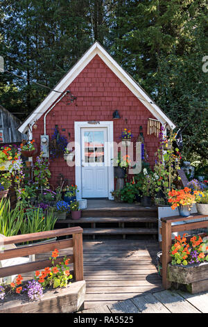 Ein kleines hölzernes Haus und Garten entlang der Promenade am Hammer Slough in Petersburg, Mitkof Insel, Alaska. Petersburg angesiedelt, die von norwegischen Immigranten Peter Buschmann ist so wenig Norwegen aufgrund der hohen Prozentsatz der Bevölkerung skandinavischer Herkunft bekannt. Stockfoto