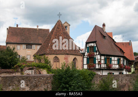 Kaysersberg, einer historischen Stadt an der elsässischen Weinstraße, Frankreich, ist der Geburtsort von Albert Schweizer Stockfoto