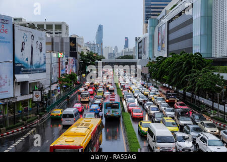 Bangkok-Thailand OKT 2 2017: Staus auf Phaya Thai Road von pathumwan Kreuzung vor der MBK Center am Abend nach der Arbeit. Stockfoto