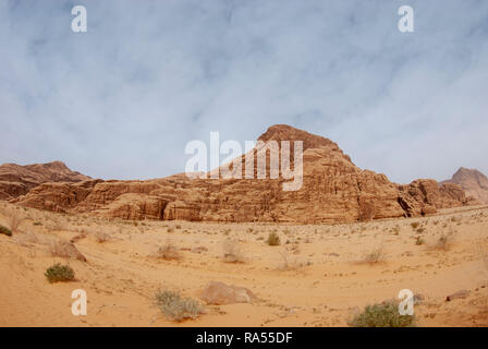 Landschaft der Wüste. Im Wadi Rum, Jordanien im April fotografierte Stockfoto