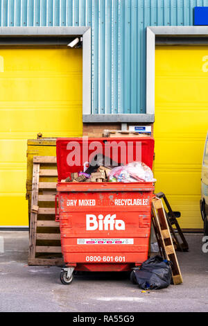 Red Biffa Abfallrecycling bin Stockfoto