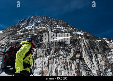 Vallee Blanche, Chamonix, Frankreich - 30 Mars, 2017: Frau weibliche Skitourengeher in bunten Winter Ski Bekleidung mit Rucksack und Fangvorrichtung in Fr Stockfoto