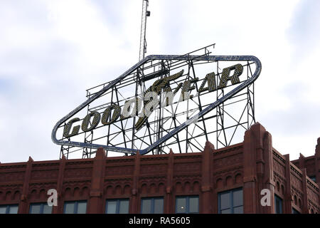 AKRON, Ohio/USA - Dezember 26: Die große Dachterrasse zum Zeichen der alten Goodyear Reifen und Gummi in Akron, Ohio Stockfoto