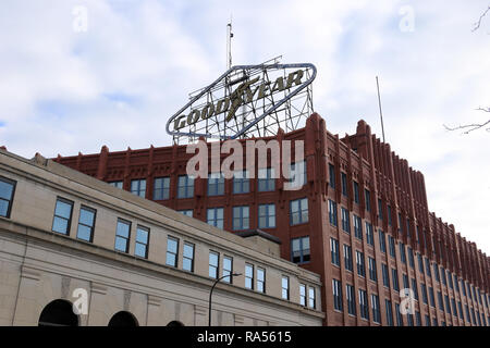 AKRON, Ohio/USA - Dezember 26: Die große Dachterrasse zum Zeichen der alten Goodyear Reifen und Gummi in Akron, Ohio Stockfoto