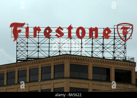 AKRON, Ohio/USA - Dezember 29: Die große Dachterrasse zum Zeichen der alten Firestone Tire Company in Akron, Ohio Stockfoto