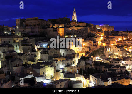 Altstadt von Matera (Sassi di Matera) bei Nacht - Basilikata, Süditalien, der Europäischen Kulturhauptstadt 2019 Stockfoto