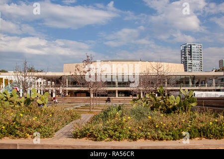 Charles Bronfman Auditorium, (bis Mai 2013 war es mit dem Namen Fredric R Mann Auditorium), der Heimat der Israel Symphony Orchestra. Eine einzigartige Bauhausstil bu Stockfoto