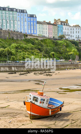 TENBY, Pembrokeshire, Wales - AUGUST 2018: kleines Fischerboot auf Sand bei Ebbe in den Hafen von Tenby, West Wales geerdet. Stockfoto